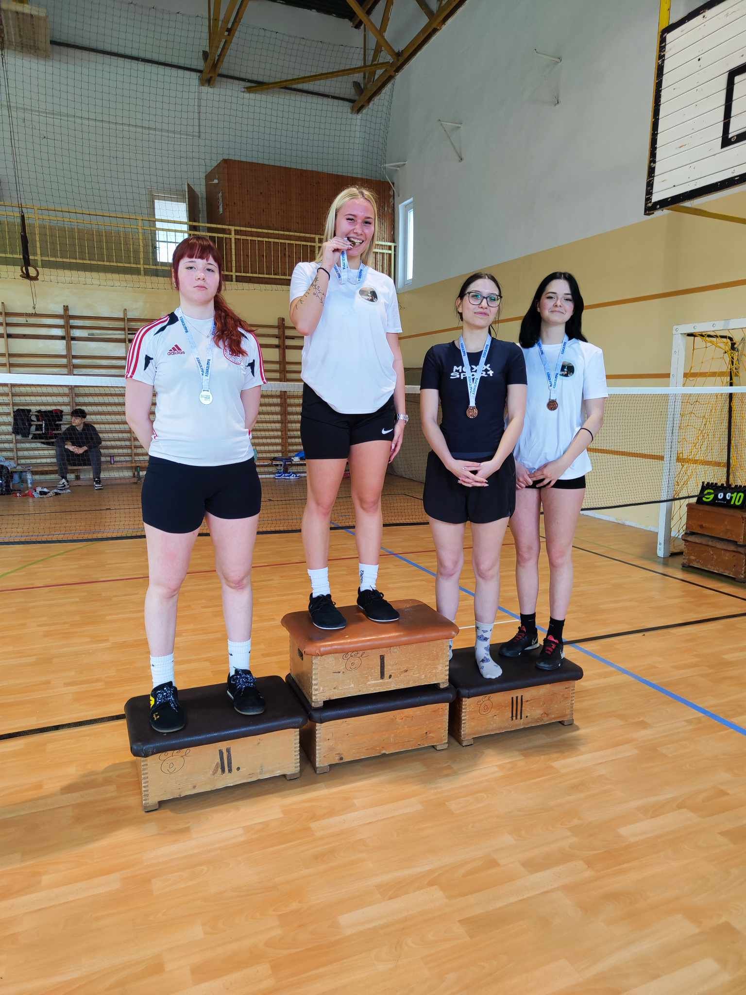 Diákolimpia_lábtoll_lány_egyéni_6kcs.jpg