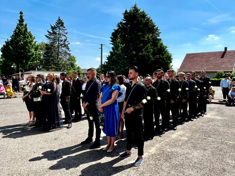 Nyári melegben ballagtak el az idén végzőseink