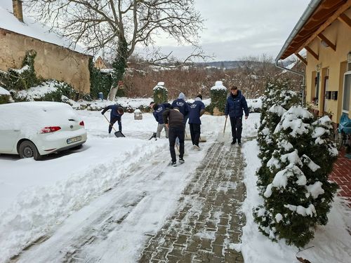 Diákjaink is segítenek a hóeltakarításban